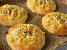 朝食やおやつにぴったり♡ホットケーキミックスで作るコーンマヨパン