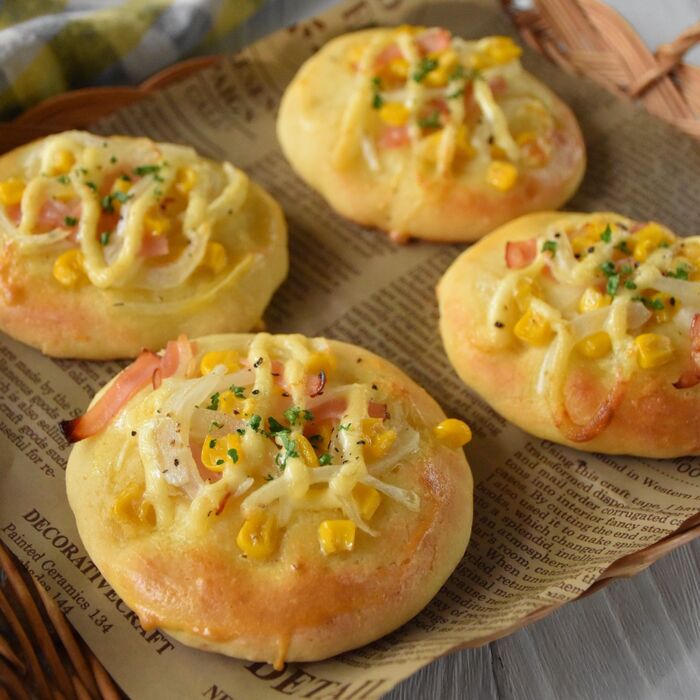 朝食やおやつにぴったり♡ホットケーキミックスで作るコーンマヨパン