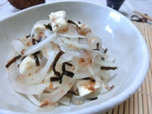 酢とごま油だけ☆ ペロリとイケちゃう♪ 新玉ねぎのおかかチーズサラダ