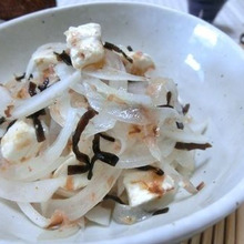 酢とごま油だけ☆ ペロリとイケちゃう♪ 新玉ねぎのおかかチーズサラダ