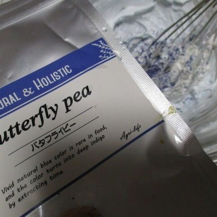 ホイップクリームに、青く着色する