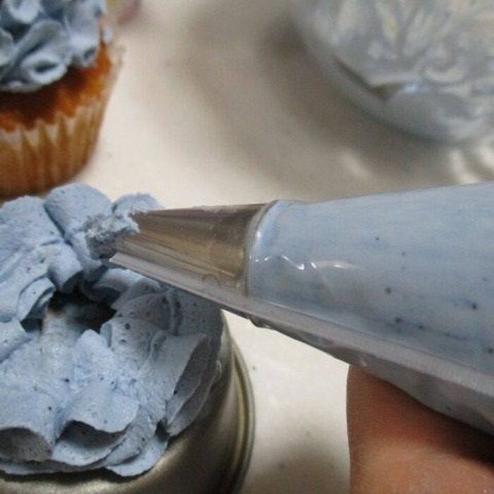 青い生クリームを絞り、青いカーネーションに見立てます