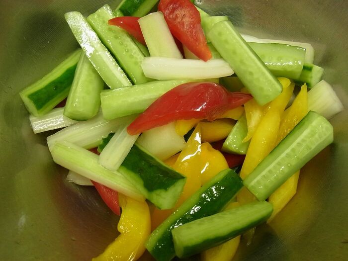 野菜を切って塩を降ります。