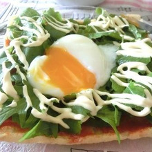 油揚げでヘルシー簡単☆ 温玉のせ♪ サラダピザ風