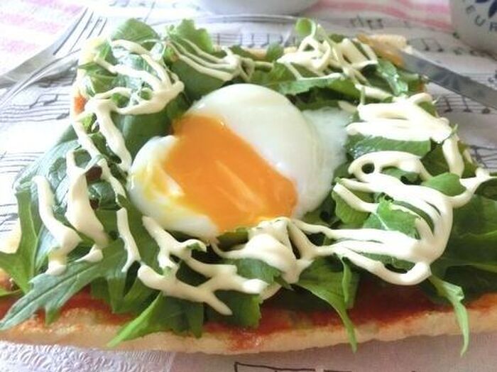 油揚げでヘルシー簡単☆ 温玉のせ♪ サラダピザ風