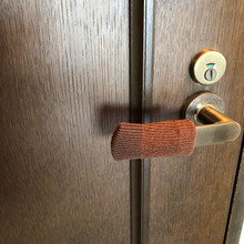 イス脚ソックスをドアノブにはめてみました