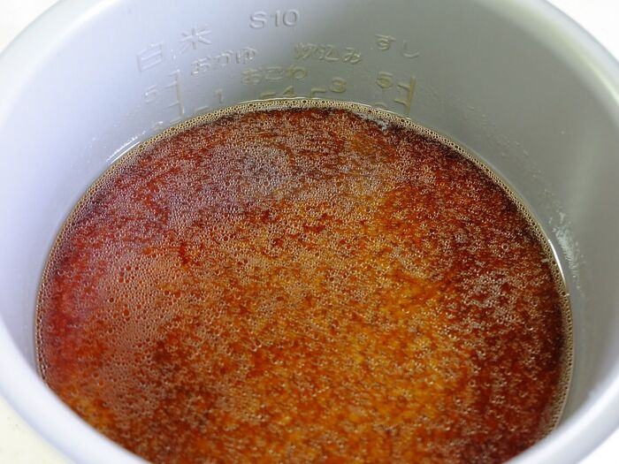 炊飯器にお米を入れ、調味料とだし汁を混ぜ合わせる