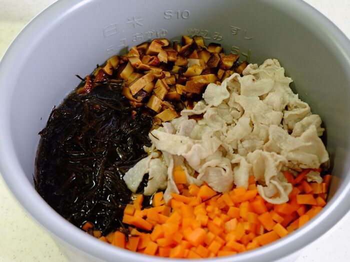 下ごしらえした食材(青ネギ以外)をお米にのせ、炊飯する