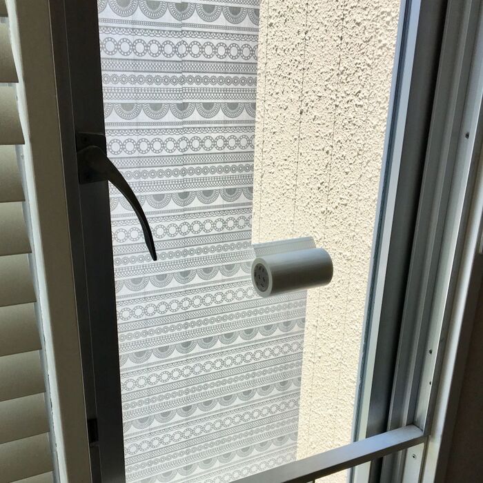 下から上に向かってまっすぐゆっくり貼ります。