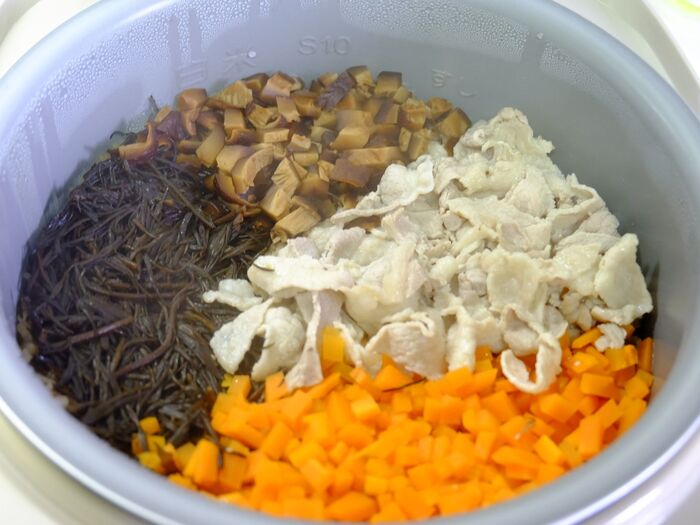 炊き上がったら、混ぜて青ネギを散らせ、出来上がり♪