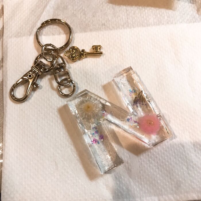 イニシャルレジンを金具に繋ぎます