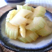 二度美味しい♪ 漬け汁は2つをあわせるだけ☆ セロリのピリ辛漬け