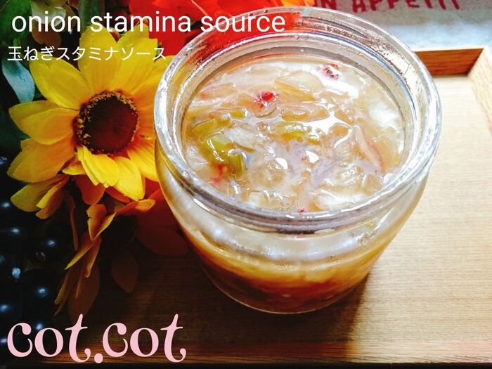 ★新玉ねぎを瓶に詰め込んでタレを注ぐだけ。玉ねぎのスタミナソース茹で鶏にかけて★