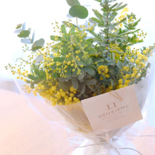 花束をもらったら、オシャレな玄関飾りのスワッグに変身!