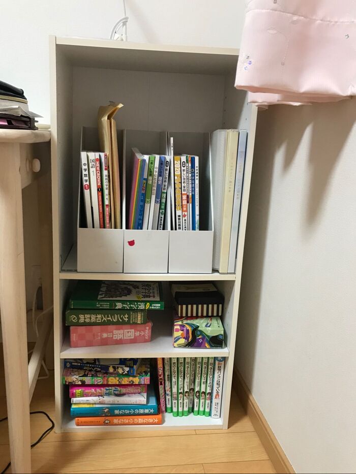 カラボとファイルスタンドで教科書収納。