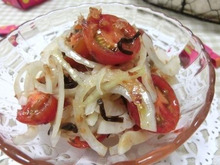レモン汁とごま油だけなのに美味しすぎ♪ 新玉ねぎとトマトのサラダ