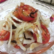 レモン汁とごま油だけなのに美味しすぎ♪ 新玉ねぎとトマトのサラダ