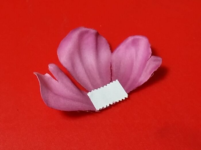 花びらに両面テープを貼る