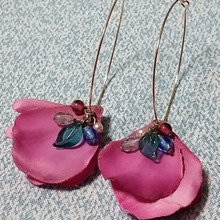 造花とビーズで手作りピアス