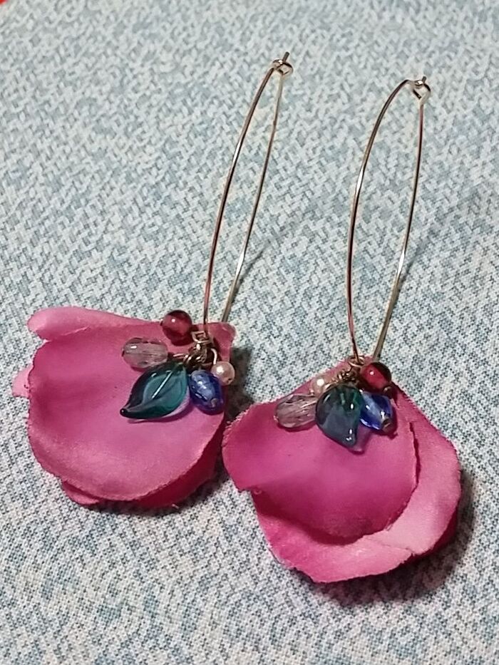 造花とビーズで手作りピアス