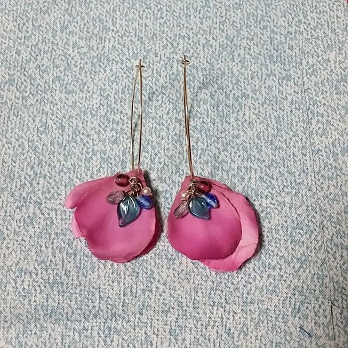 Tピンで丸めたビーズを通します