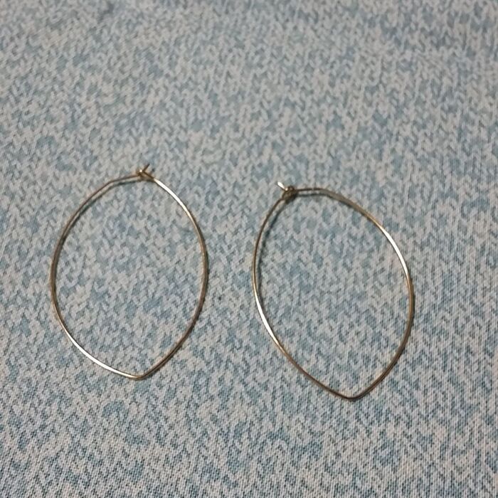 フープピアスに通します