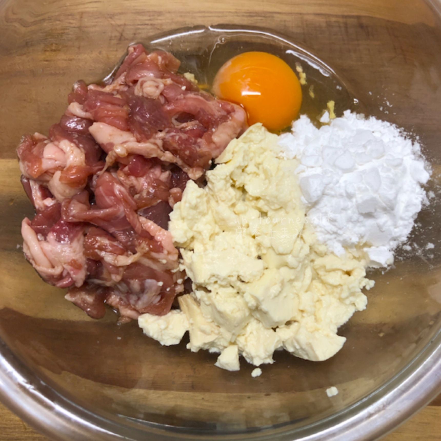 ③ボウルに豚肉と豆腐を潰して入れ、卵と片栗粉も一緒に入れてよく混ぜる。