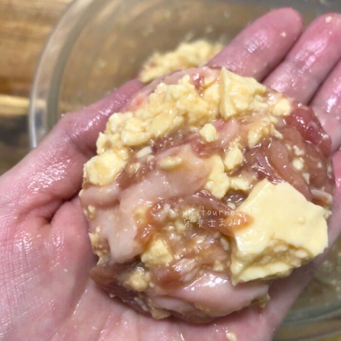 ④7〜8等分にしたものを、手の平にのせ直径約5cm幅に形を整える。