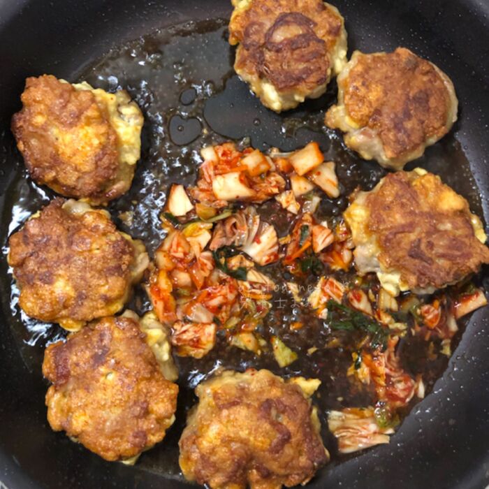 ⑥♦を入れて全体に絡め、キムチを入れて全体を混ぜれば完成‼