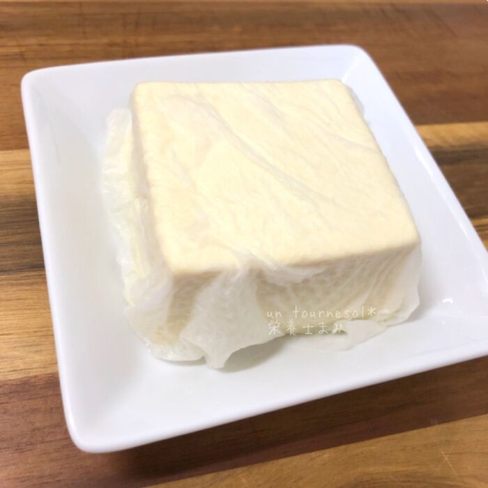 ①豆腐はキッチンペーパーで包んで、水切りをする。