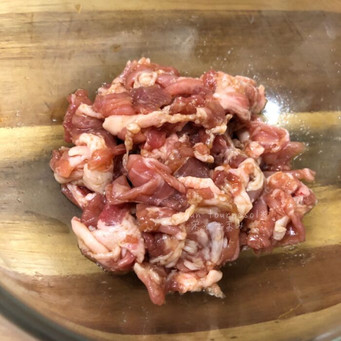 ➁豚こまは、ひと口大に切って☆をもみ込んでおき、卵は割って、キムチはざく切りに切っておく。