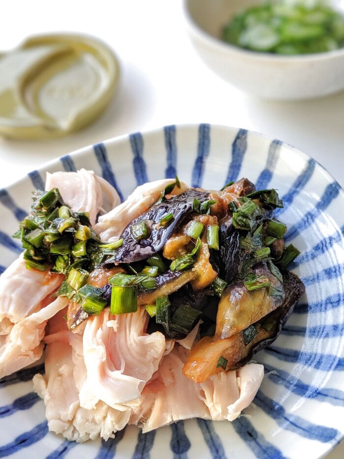 サラダチキンのレンチンなすニラソース