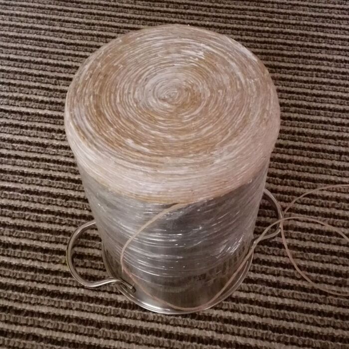 ヒモとヒモの間をボンドで埋める要領です。