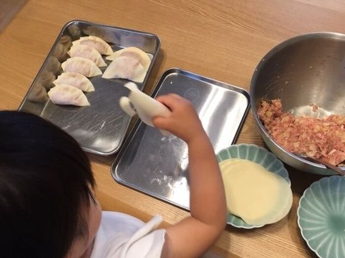 ⑤包んだ餃子は完成品入れバッドに移します