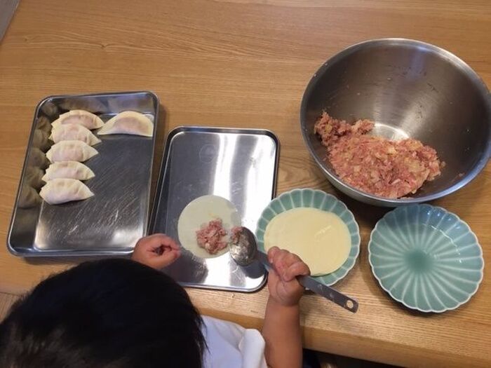 ②皮を置き、餡をのせる