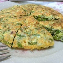 2つの隠し味でうま味たっぷり♪ 春キャベツだけのオムレツ