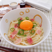 冷凍うどんで満足ランチ!「釜玉風カルボナーラうどん」