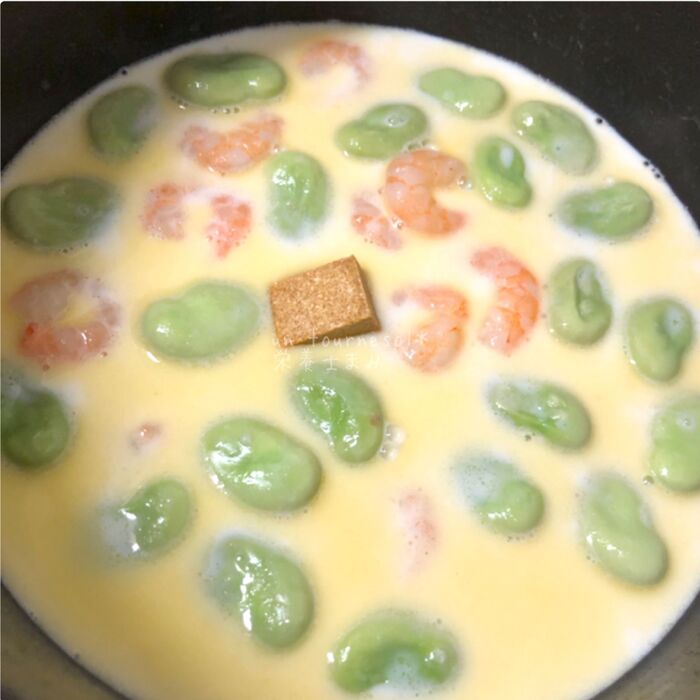 ④空豆が柔らかくなるまで煮る。