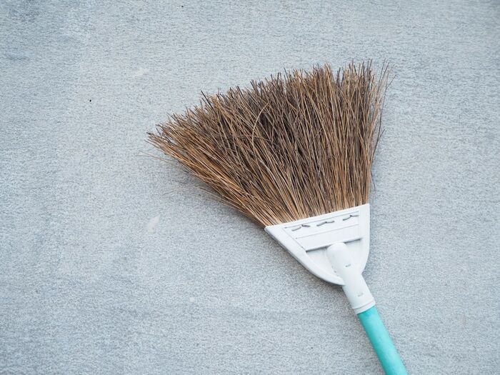 バサバサになって抜け放題の100均ほうきを使いやすく見映えよくする簡単ワザ♪