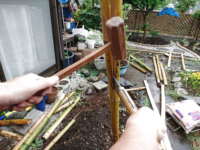 1　竹を二つに割きます