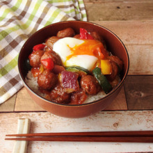 材料4つ!レンジで作れる「彩り野菜のミートボール丼」