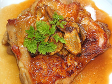 カリカリチキンソテーにサクサクガーリックのせ(鶏もも、鶏肉)