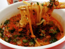 カップ麺とは思えない旨さの秘訣✧ 100均のアレを使ってツルツル麺に♪