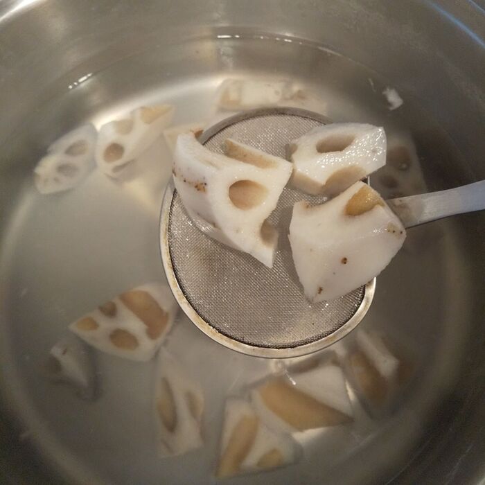 たっぷりの沸騰したお湯に3秒蓮根をくぐらせるだけ
