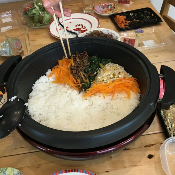 ②ご飯を敷いた上に材料を並べる