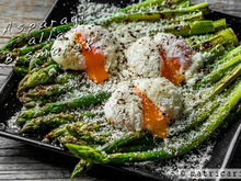 春の極太アスパラガスは卵とろ〜り「ビスマルク風」で