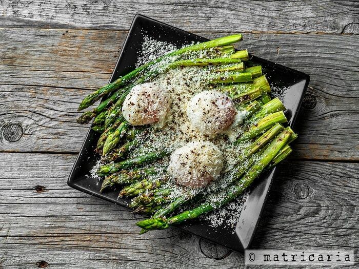 お皿に盛って、チーズと黒コショウをたっぷり!