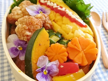 オムライス唐揚げ弁当(花を添えて)