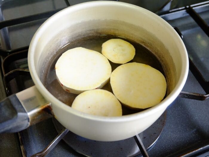 さつまいもを茹でる