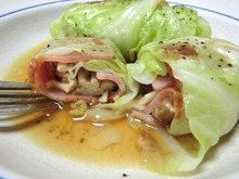 焼いたら3分煮るだけ☆ シャウベーコロンの焼きロールキャベツ